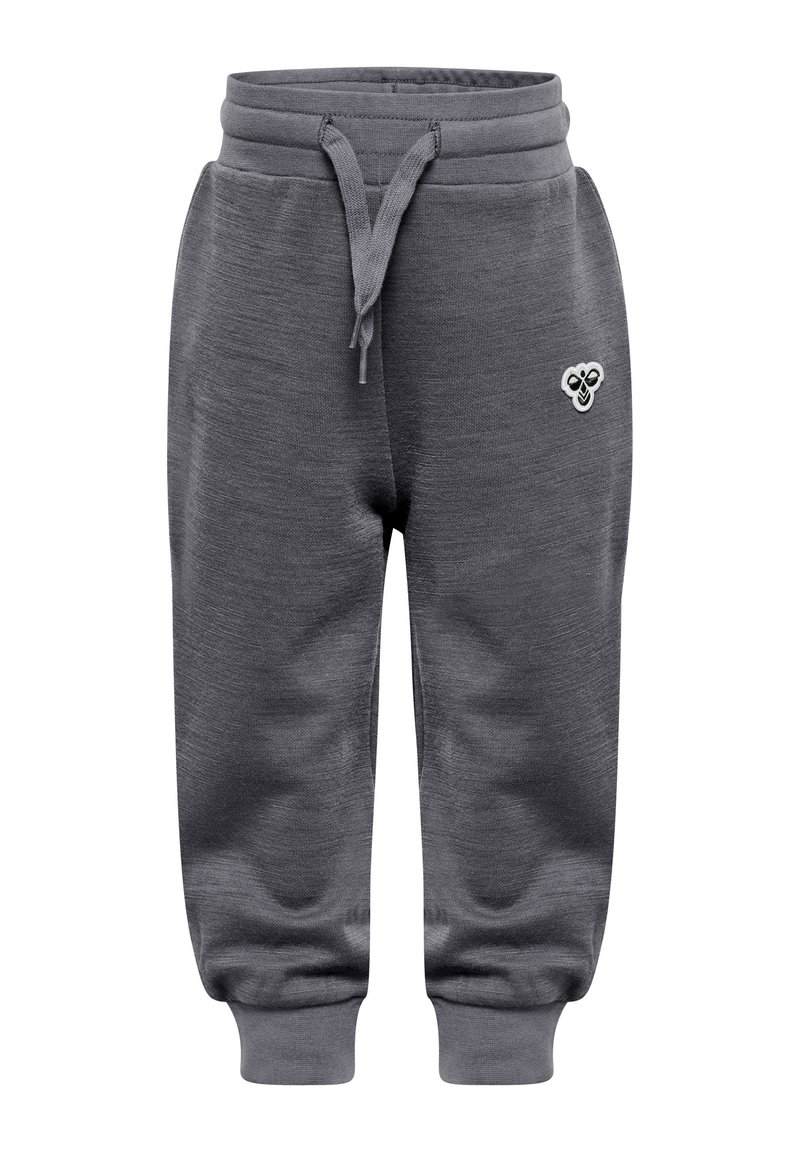 Grå joggingbyxor i mjukt tyg, med elastisk midja och dragsko, samt ribbade muddarna. Litet logotypdetalj på framsidan.