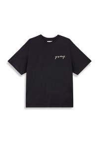 Camiseta de algodón negra con mangas cortas, cuello redondo y texto blanco en cursiva "grmy" en el lado izquierdo del pecho. Diseño simple y sin adornos.