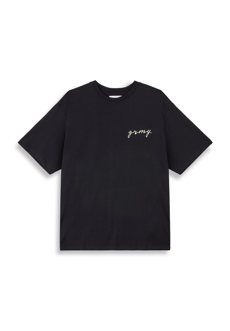 Camiseta de algodón negra con mangas cortas, cuello redondo y texto blanco en cursiva "grmy" en el lado izquierdo del pecho. Diseño simple y sin adornos.