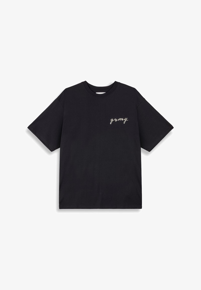 Camiseta de algodón negra con mangas cortas, cuello redondo y texto blanco en cursiva "grmy" en el lado izquierdo del pecho. Diseño simple y sin adornos.