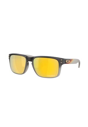 Schwarze rechteckige Sonnenbrille mit gelb verspiegelt Gläsern und grauen, verlaufenden Bügeln mit kleinem dekorativem Logo.