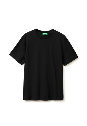 Zwarte T-shirt met korte mouwen en ronde hals, plat neergelegd op een witte achtergrond met een klein groen label aan de binnenzijde van de kraag.