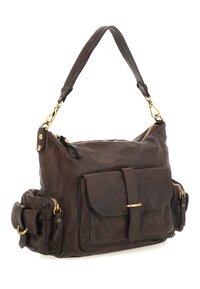 Borsa a mano in pelle marrone con un'unica tracolla, ferrature dorate, tasca frontale con pattina e scomparti laterali con cerniera. Presenta una finitura testurizzata.