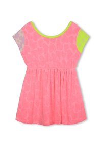 Růžové šaty s krátkým rukávem, s texturovaným vzorem, nařaseným pasem a neonově zeleným lemem kolem výstřihu a rukávů. Akcenty levandulových květů.