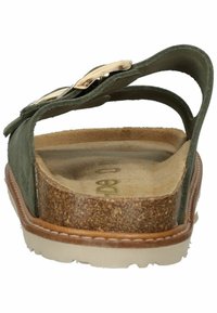 Sandalo verde in suede con soletta in sughero, una suola in gomma beige e un accento dorato sulla cinghia. Presenta un design aperto e senza retro.