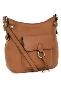 Borsa a spalla in pelle tan con parte superiore curva, tasca frontale, accenti in hardware argentato e tracolla regolabile. Presenta un dettaglio ad anello sulla patta.