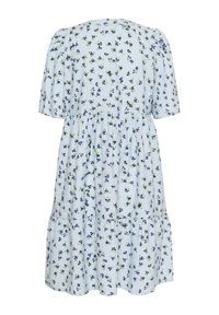 Blå blommig klänning med korta puffärmar, lager-på-lager design, lättviktig tyg och spridda mönster av gula och marinblå blommor.