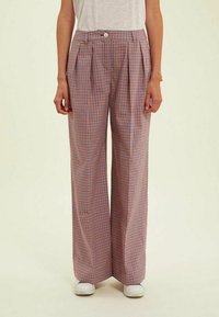 Pantalons larges à carreaux avec plis, présentant un motif rouge et bleu. Fabriqué en tissu doux, accentué par une fermeture à bouton à l'avant.