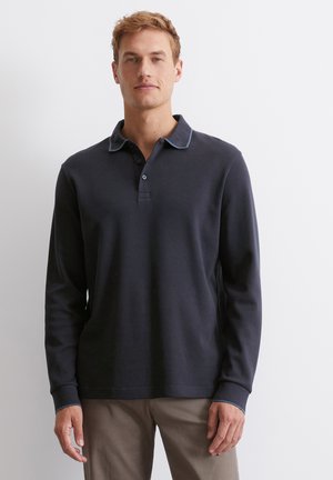 Langärmliges navy Polohemd mit einem kontrastierenden hellblauen Kragen und Ärmelabschlüssen, ausgestattet mit einer Drei-Knopf-Leiste und einem lockeren Schnitt.