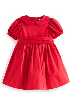 Rotes Kleinkindkleid mit gepufften kurzen Ärmeln, Peter-Pan-Kragen, tailliertem Oberteil und gerafftem Rock mit Bunddetail.