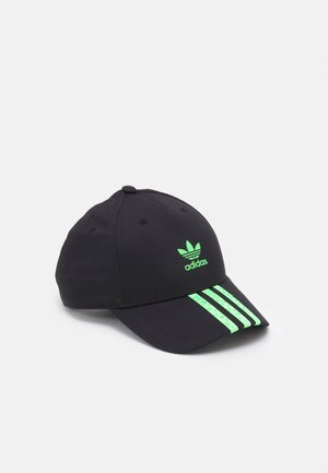 Czarna czapka bejsbolowa Adidas z zielonym logo na przodzie i trzema zielonymi paskami na daszku, przedstawiona na jednolitym jasnym tle.