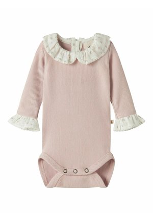 Różowy prążkowany niemowlęcy body z długim rękawem, białym kwiatowym kołnierzykiem z falbanką i mankietami oraz trzema zatrzaskami na dole.