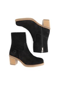 Zwarte suède enklaarzen met een gestapelde houten hak, zijrits en een gladde textuur. Bevat een rond logo aan de buitenzijde.