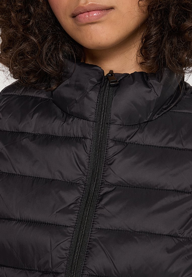 Schwarze Daunenjacke mit hohem Kragen, ausgestattet mit horizontalen Steppnähten und einem Reißverschluss auf der Vorderseite. Das Material hat eine glatte, glänzende Textur.