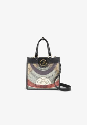Bolso de mano de piel negra con un diseño de mapa vintage multicolor, cierre con logotipo dorado, doble asa superior y correa de hombro desmontable.