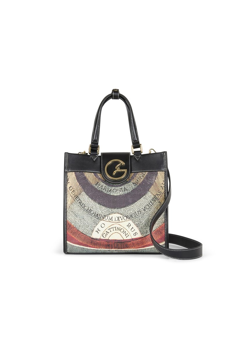 Zwarte leren handtas met een meerkleurig vintage kaartontwerp, gouden logo sluiting, dubbele handvatten aan de bovenkant en een afneembare schouderband.