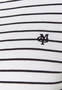 Gestreepte katoenen polo in wit en marineblauw, met horizontale strepen en een klein geborduurd logo op de borst.