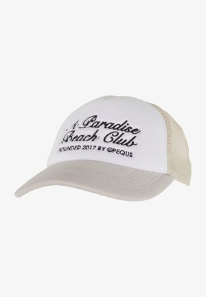 Weiße Kappe mit beigem Schirm, mit schwarzem gesticktem Text, der "A Paradise Beach Club" und "Gegründet 2017 von ©PEQUS" liest. Mit Netzrücken.