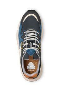 Der Schuh zeichnet sich durch eine Mischung aus dunkelgrauen und blauen Materialien, runden Schnürsenkeln und einer strukturierten Korkeinlage mit einem dreieckigen Logo an der Ferse aus.