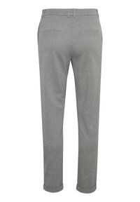 Pantalon homme gris clair avec passants de ceinture, deux poches passepoilées à l'arrière, jambes coupe droite et ourlets revers, vu de dos.