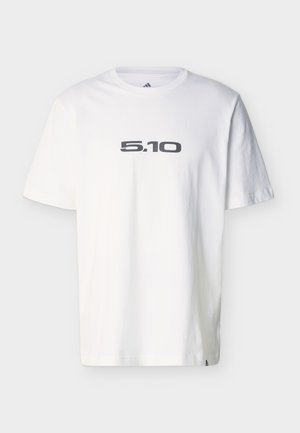 Maglietta bianca a maniche corte con scollo rotondo e la scritta in grigio "5.10" stampata in grande sul petto, su uno sfondo semplice.