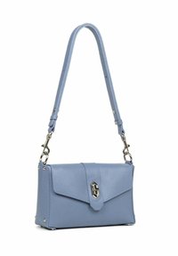 Borsa a spalla in pelle azzurro chiaro con finitura texturizzata, forma rettangolare, chiusura a pattina magnetica e dettagli in metallo argentato.