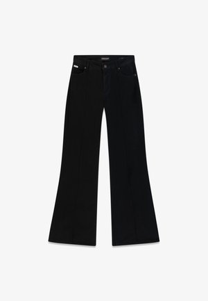 Czarne dzwony z wysokim stanem, z przednimi kieszeniami, zapięciem na guziki oraz kontrastowym przeszyciem wzdłuż szwów.