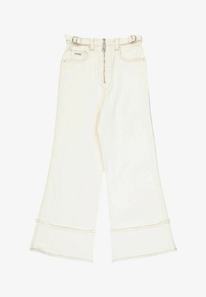 Pantalon blanc à jambes larges avec taille haute, fermeture éclair à l'avant, deux poches avant, passants pour ceinture et détails de couture visibles près de l'ourlet.