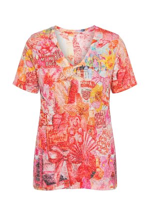 Maglietta a maniche corte con scollo a V e stampa collage vivace di fiori, fiocchi, testo e forme astratte in tonalità di rosa, rosso, arancione e giallo.