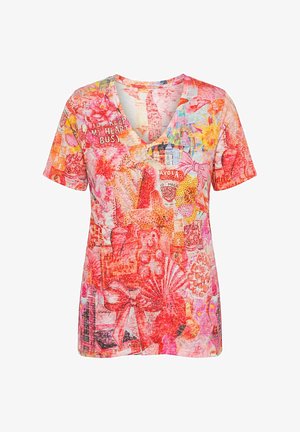 Koszulka z krótkim rękawem i dekoltem w serek z żywym kolażem kwiatów, kokardek, tekstu i abstrakcyjnych kształtów w odcieniach różu, czerwieni, pomarańczy i żółci.