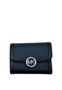 Donkerblauwe synthetische leren portemonnee met een afgeronde zilveren "MK"-logo, een flap met vouw en gestikte accenten. Compacte rechthoekige vorm.