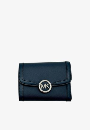 Portefeuille en simili cuir bleu marine avec un logo "MK" rond en argent, rabat pliant et accents cousus. Forme rectangulaire compacte.