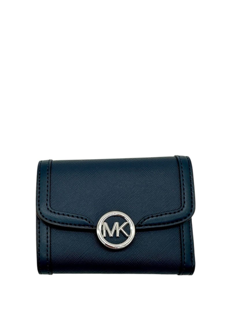 Donkerblauwe synthetische leren portemonnee met een afgeronde zilveren "MK"-logo, een flap met vouw en gestikte accenten. Compacte rechthoekige vorm.
