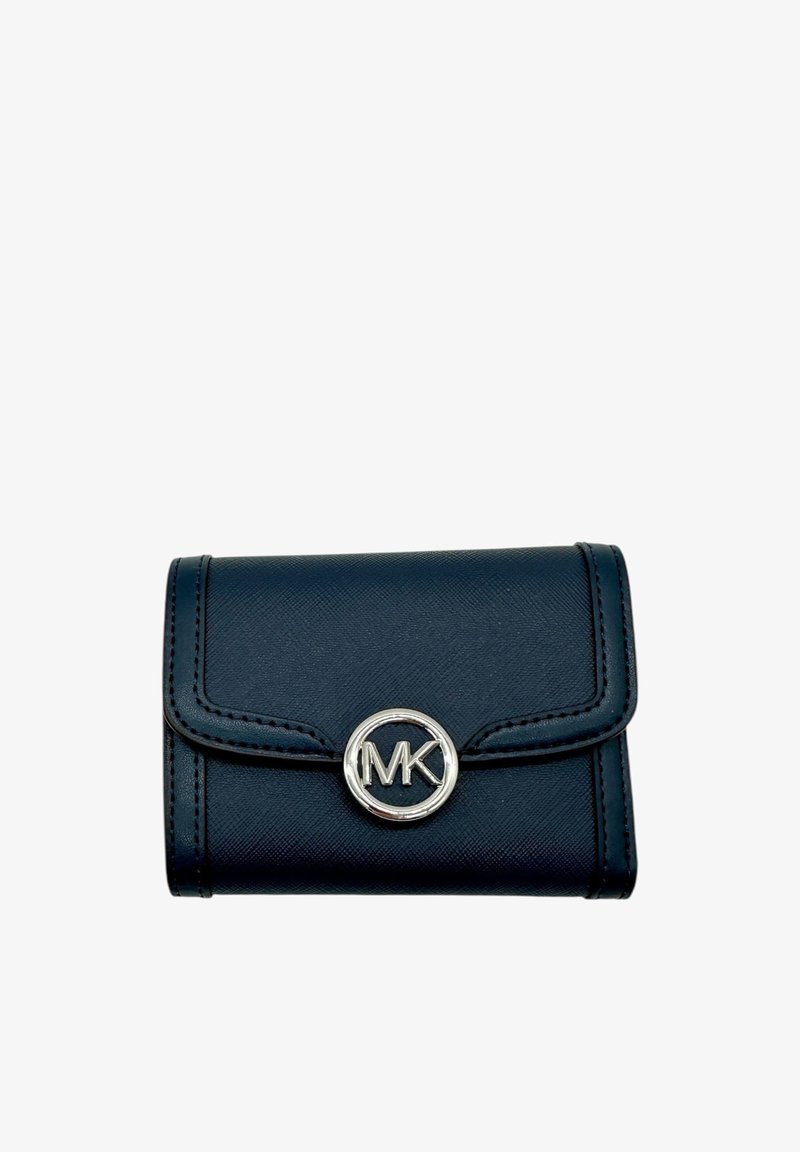 Donkerblauwe synthetische leren portemonnee met een afgeronde zilveren "MK"-logo, een flap met vouw en gestikte accenten. Compacte rechthoekige vorm.
