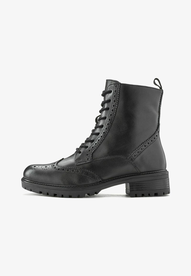Botín negro de cuero hasta el tobillo con punta redondeada, cordones en la parte delantera, detalles de brogue y una suela resistente y texturada. Presenta una lengüeta en la parte posterior.