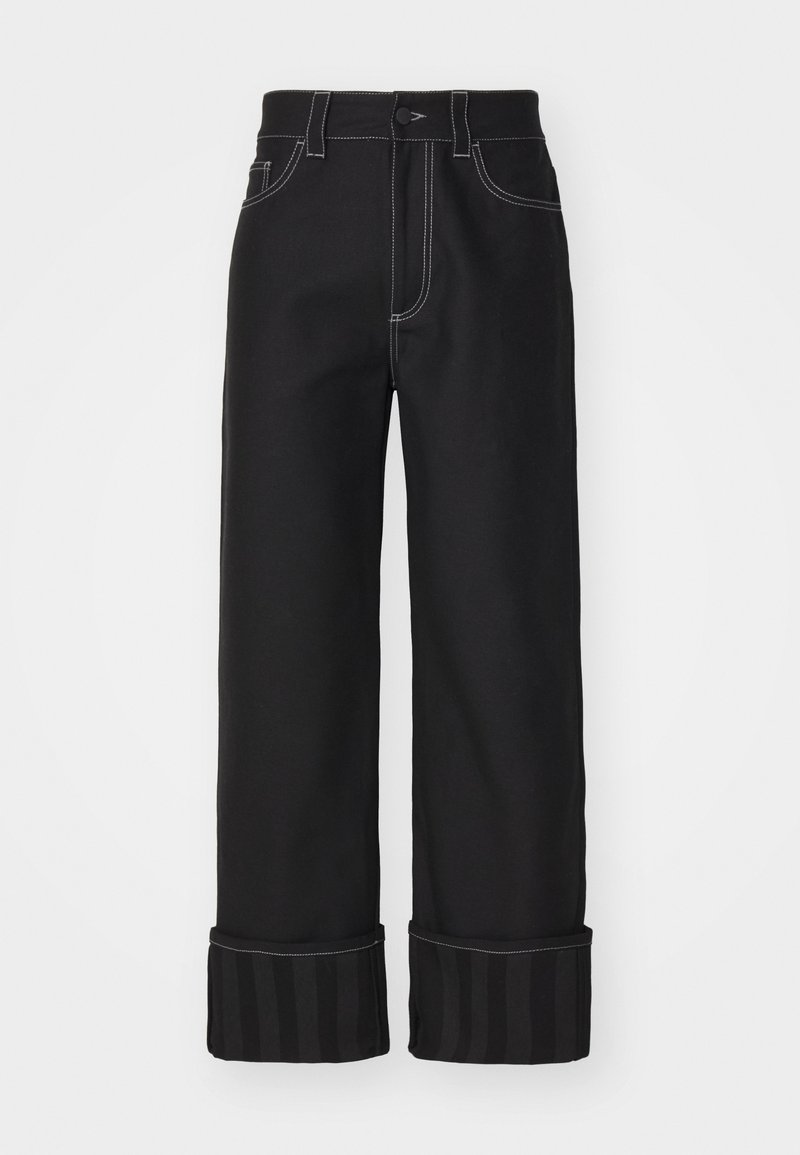 Jeans neri a gamba larga con cuciture bianche a contrasto, design a cinque tasche e polsini a righe. Il materiale sembra robusto e con una texture liscia.