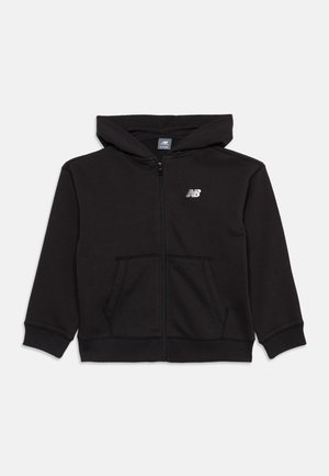 Crna dukserica s kapuljačom na patentni zatvarač, prednjim džepovima, rebrastim manšetama i malim bijelim New Balance logotipom na lijevoj strani prsa.
