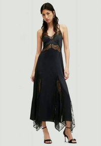 Schwarzes Satin-Kleid mit Spitzen-Details am Oberteil und Saum, mit einem High-Low-Design und dünnen, verstellbarenTrägern.