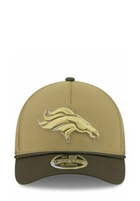 Casquette de baseball kaki avec une visière vert foncé, arborant un logo brodé des Denver Broncos en doré sur le devant. Système de réglage à l'arrière.
