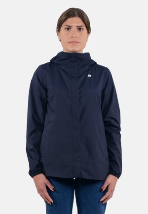 Giacca leggera blu navy con cappuccio, polsini elasticizzati e zip frontale completa. Presenta un piccolo logo sulla parte superiore sinistra del petto. Texture liscia.