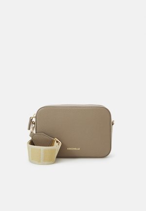 Taupekleurige rechthoekige leren crossbodytas met brede beige en gele verstelbare stoffen riem en gouden ritssluiting.