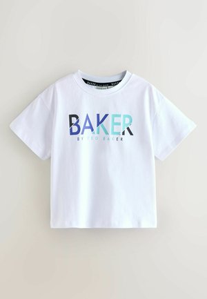 T-shirt in cotone bianco con la scritta "BAKER" multicolore in stili di carattere diversi, maniche corte e scollo rotondo.