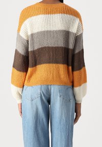 Strickpullover mit horizontalen Streifen in Orange, Weiß, Grau und Braun. Hat einen lockeren Schnitt und gerippte Textur, mit Ballonärmeln.