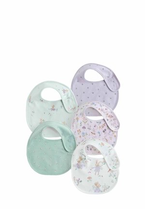 Cinco baberos para bebé en colores pastel con motivos florales, de hadas y animales, dispuestos sobre un fondo blanco. Cada babero tiene cierres de broche.