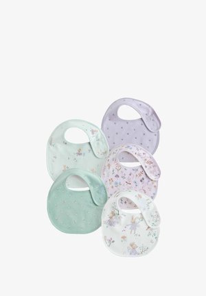 Cinco baberos para bebé en colores pastel con motivos florales, de hadas y animales, dispuestos sobre un fondo blanco. Cada babero tiene cierres de broche.