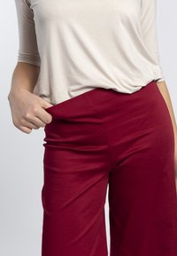 RAGNO SATIN POER - Pantaloni - bordeaux
