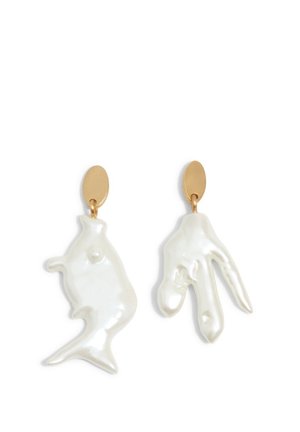Pendientes de botón ovalados de oro con colgantes de perlas blancas irregulares con forma de peces y corales abstractos.