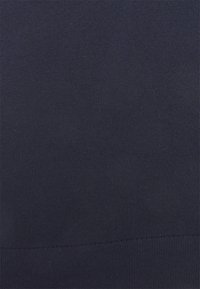 Námořnická modrá látka s ribovanou strukturou. Hladký povrch, jednotná barva a konzistentní vzor bez viditelného hardwaru nebo akcentů.