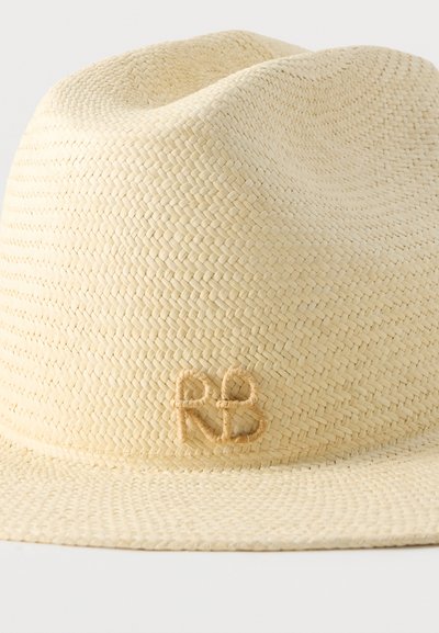 Φυσικό μπεζ πλεκτό ψάθινο καπέλο fedora με κεντημένο λογότυπο "RB" στο μπροστινό μέρος της κορυφής και φαρδύ γείσο.