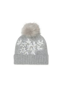 Gorro de punto gris con un dobladillo de canalé y un pompón en la parte superior. Presenta bordados florales en blanco con lentejuelas y cuentas.